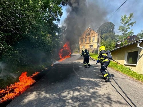 Plameny pohltily dodávku na Děčínsku, Hasiči zabránili dalším škodám