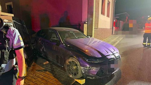 Auto havarovalo krátce před půlnocí. Posádka na místě nebyla, poškozen byl i hlavní uzávěr plynu