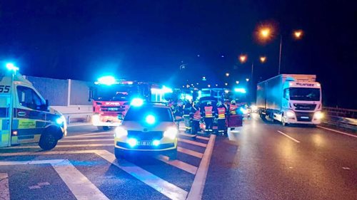 Střet dvou aut ochromil provoz a zaměstnal záchranáře