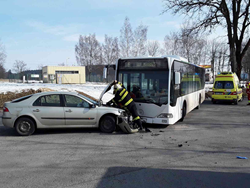 Ve Žďáře nad Sázavou se střetl osobní vůz s autobusem