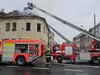 Hasiči bojovali s požárem střechy opuštěné budovy