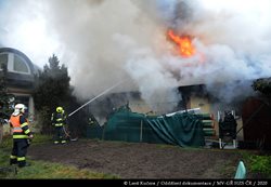 Požár domu v Jesenici likvidovalo ve třetím stupni sedmnáct jednotek