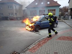 Požár osobního automobilu blokoval provoz na ulici 2. května ve Zlíně