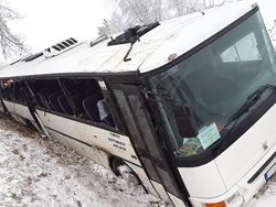U Puklic havaroval autobus, zranilo se 29 lidí