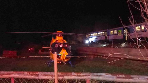 Střet vlaku s člověkem zastavil večerní provoz. Zraněný skončil v péči záchranářů