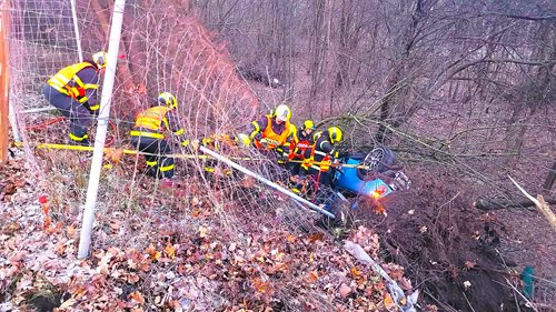 Osobní vůz skončil na střeše mimo silnici. Řidič byl vyproštěn s vážnými zraněními