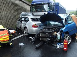 Dopravní nehoda dvou osobních vozidel a kamionu u Klášterce nad Ohří