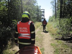 Před snesením z rozhledny poskytli hasiči zraněnému první pomoc