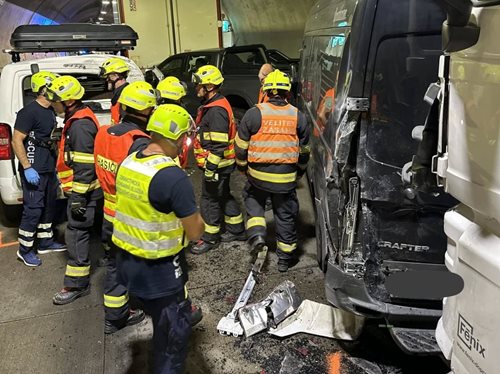Hromadná nehoda na dálnici D8 : Hasiči zasahovali u šesti vozidel