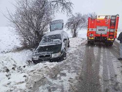 První sníh potrápil řidiče a zaměstnal hasiče