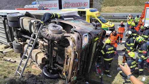 Převrácený kamion uzavřel dálnici D3. Zaklíněného řidiče transportoval vrtulník