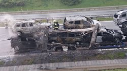 Požár soupravy s přepravovanými vozidly na brněnské dálnici u Ostředku