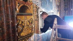Hasiči štěrbinovou kamerou zkoumali v historické budově původní dobové topení
