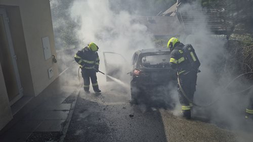 Hořící auto ohrožovalo obecní vodárnu, hasiči zasáhli včas