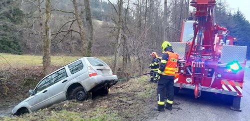 Auto skončilo v potoce. Hasiči zasahovali u nehody bez zranění