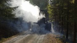 Požár vyvážečky dřeva se rozšířil na les