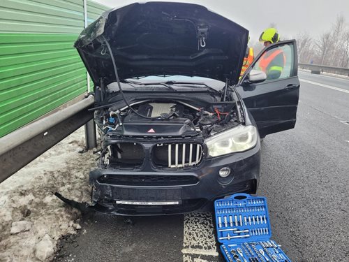 Tři osoby zraněny při vážné nehodě: Zásah hasičů zabránil dalším komplikacím