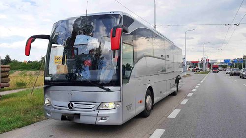Vezl autobusem dětský hokejový tým a použil cizí kartu řidiče. Policie autobus odstavila