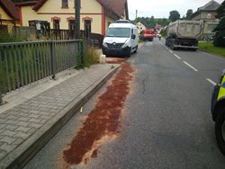 Dopravní nehoda dodávky, která urazila plynovou přípojku