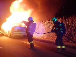 Mezi Kroměříží a Skašticemi hořelo v noci auto