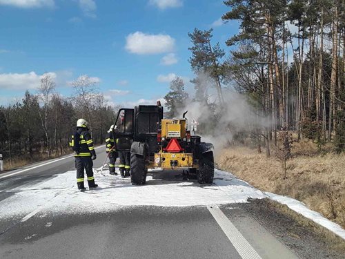 U Koněšína na Vysočině shořel čelní nakladač, škoda se vyšplhala na 100 tisíc korun