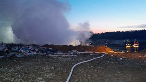 Opakovaný požár skládky zaměstnal hasiče
