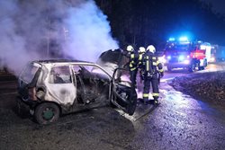 Hořící auto blokovalo provoz na silnici u Hradce Králové