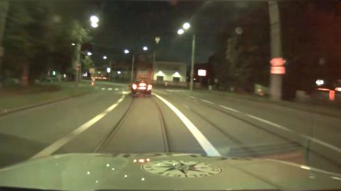 Ujížděl policistům se zákazem řízení. Zběsilou honičku ukončil až příkop