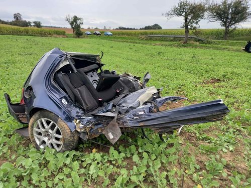 Auto se rozpáralo o strom, řidič skončil v péči záchranářů