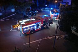 Hasiči zachránili muže z hořícího bytu, škoda přes tři miliony