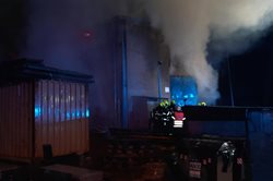 Požár výrobní haly v Chrášťanech nedaleko Prahy