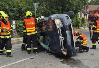 Auto skončilo na boku po nehodě v Zádveřicích