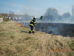 Jaro přišlo dříve, hasiči už nyní řeší požáry trav