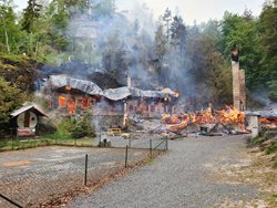 Požár dvou chat (penzionu s restaurací) a lesního porostu v Rynarticích - Na Tokání