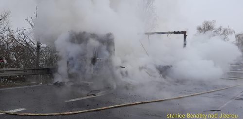 Akční zásah na silnici: Rozsáhlý požár kamionu zastavil provoz