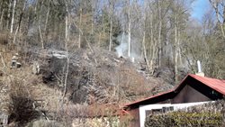Požár stráně nad chatovou osadou u Šťáhlavic