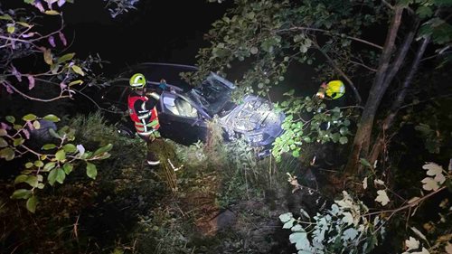 Osobní auto skončilo v řece. Dvě osoby byly převezeny do nemocnice