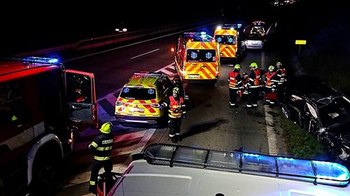 Těžká nehoda na dálnici: Pět lidí v autě, jeden nepřežil