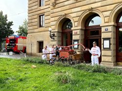 Pražští hasiči po 140 letech symbolicky přijeli k Národnímu divadlu