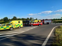 Nehoda autobusu a osobního auta u Kolína skončila bez vážných následků