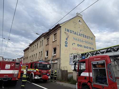 Požár opuštěné budovy: zásah komplikovala hrozba zřícení