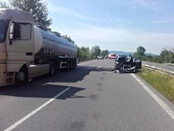 Na dálnici D10 narazil řidič osobního auta do cisterny se žíravinou
