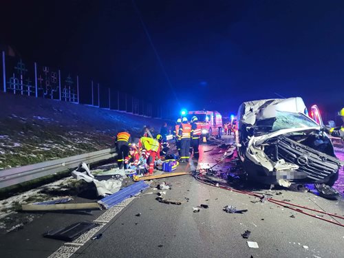 Vážná nehoda dodávky s kamionem: tři zranění, dva v kritickém stavu