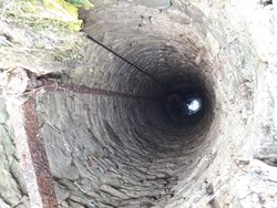 Muž se propadl do studny o hloubce 15 m a sám si přivolal pomoc