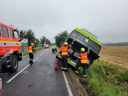 Náročné vyprošťování elektrobusu z příkopu na Třinecku