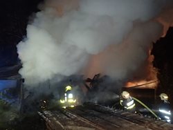 Požár hospodářských objektů na Třinecku s lehkým zraněním