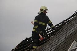 Zahoření střechy rodinného domku při opravě.