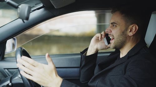 Myslíte, že vás za volantem nikdo nevidí? Policejní Iveco odhaluje řidiče s mobilem i v kabinách kamionů