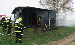 K požáru chaty mezi vinohrady vyjely čtyři jednotky hasičů.