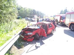 Nehoda s vyproštěním v Jindřichově Hradci, zasahoval i vrtulník LZS